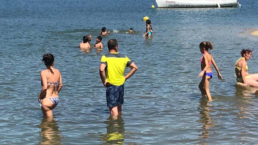 Un grupo de personas disfrutan en el pantano de San Juan (Ávila)