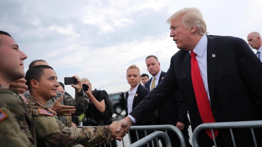 El presidente de EEUU saluda  a unos soldados en una imagen de archivo