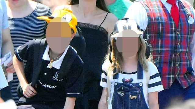 Angelina Jolie y sus hijos en Disneyland.