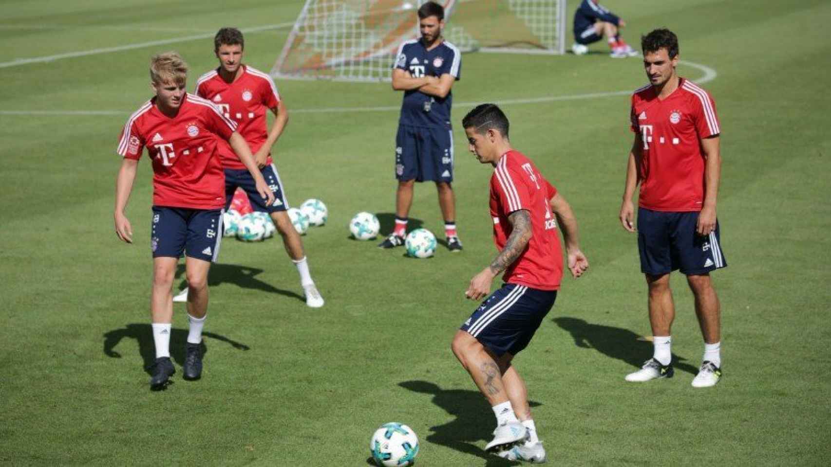 James es uno más en el entrenamiento del Bayern. Foto fcbayern.com