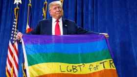 Trump con la bandera gay en una imagen de archivo