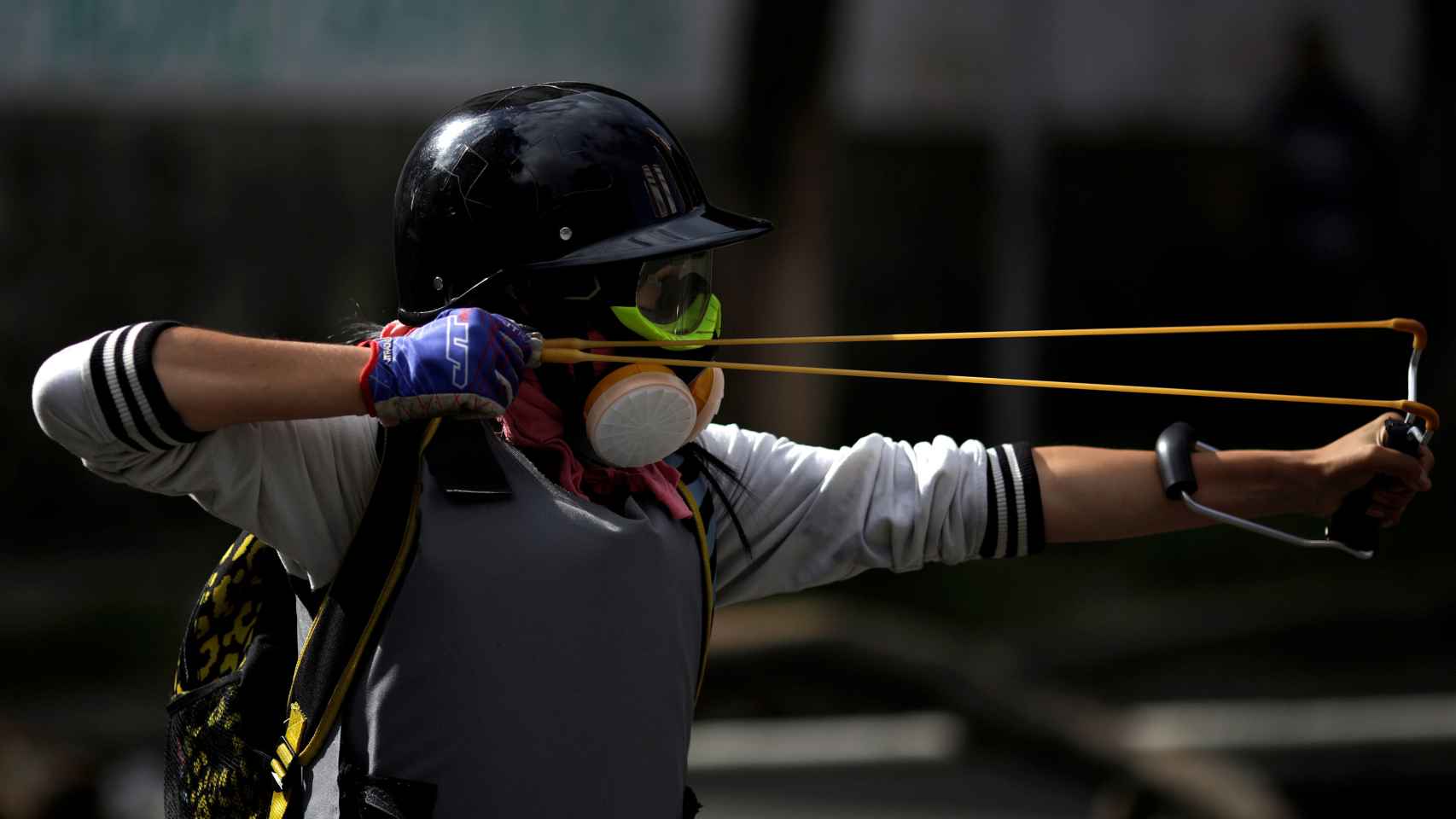 Una manifestante emplea un tirachinas en la huelga de 48 horas contra Maduro.