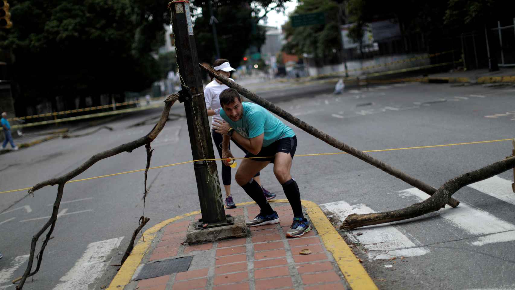 Unos jóvenes levantan una de las barricadas durante las protestas en Venezuela.