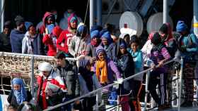 Un grupo de migrantes desembarca en el puerto italiano de Catania (Sicilia)