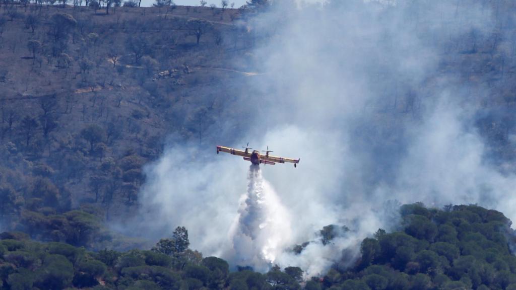 Un avión cisterna sobre una de las zonas afectadas por el incendio