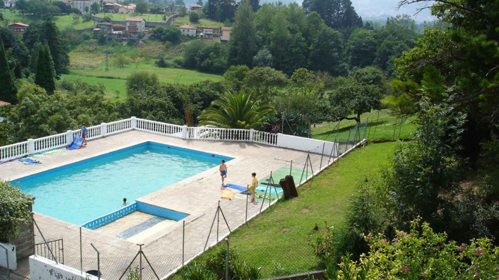 La piscina de la granja Palacio de la Bouza en la que falleció el niños de cinco años.