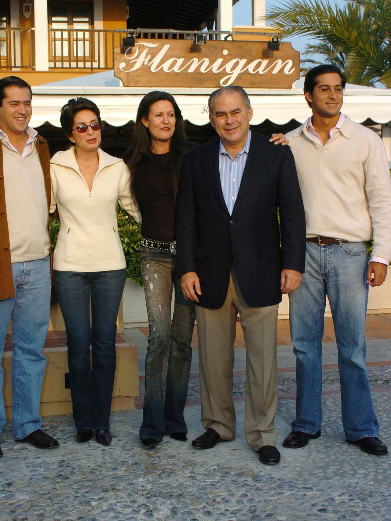 Cristina Macaya (en el centro), junto a Ricardo Cisneros y familia a la salida de un famoso restaurante de la isla.
