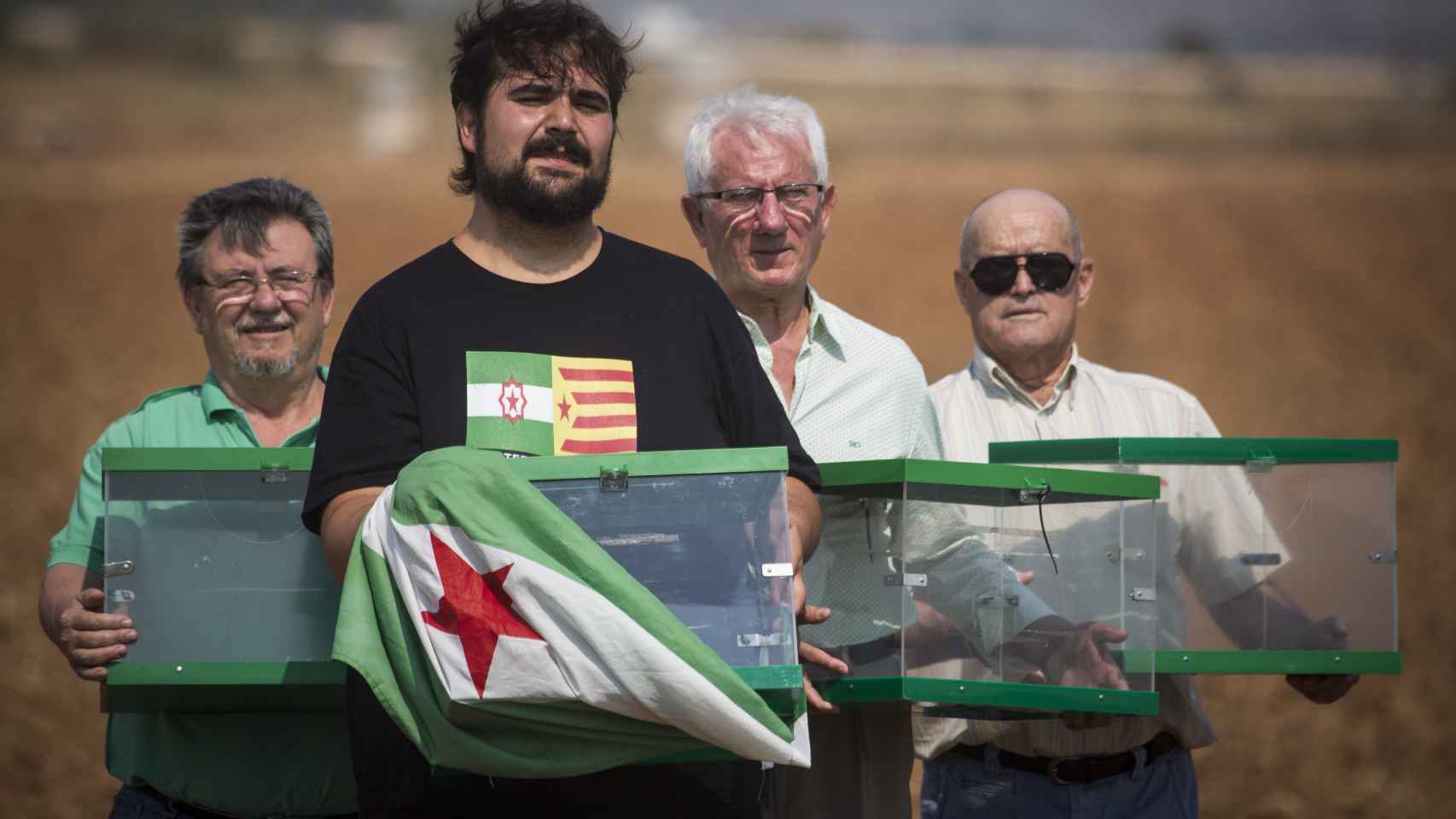 De izquierda a derecha, Manuel Rodríguez, Oscar Reina, Rafael Sanmartín y José Luna, sosteniendo las urnas que ponen a disposición del gobierno catalán para facilitar el desarrollo del referéndum desde Andalucía.