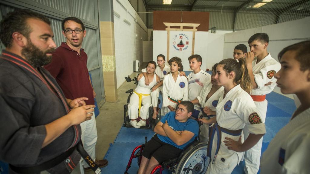 Antonio da instrucciones a sus pupilos.