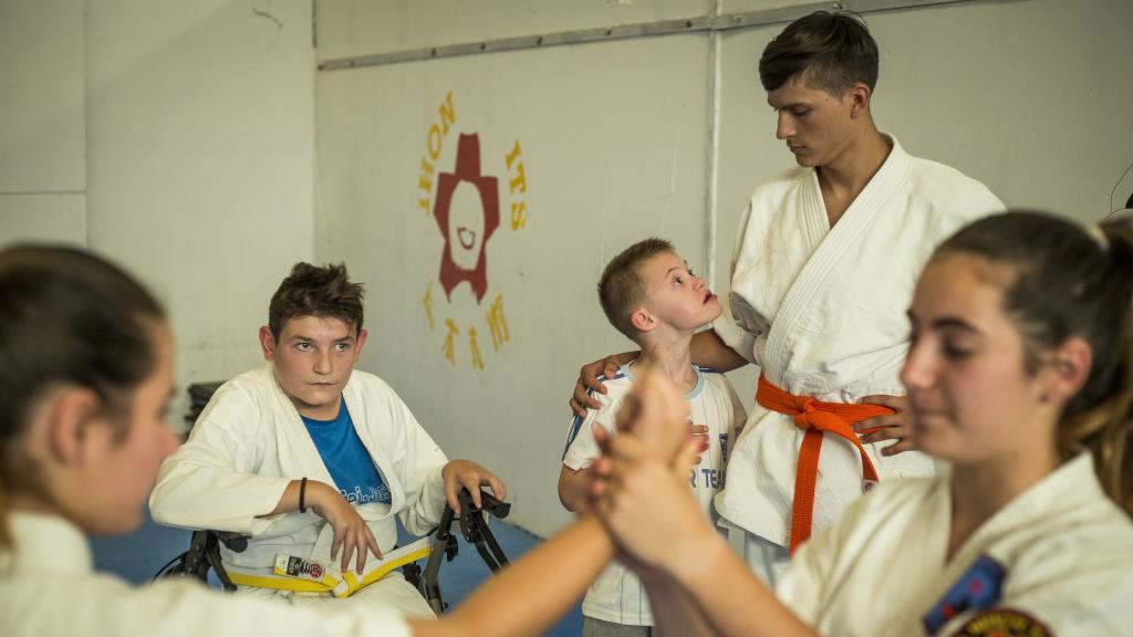 Los alumnos en plena clase de karate.