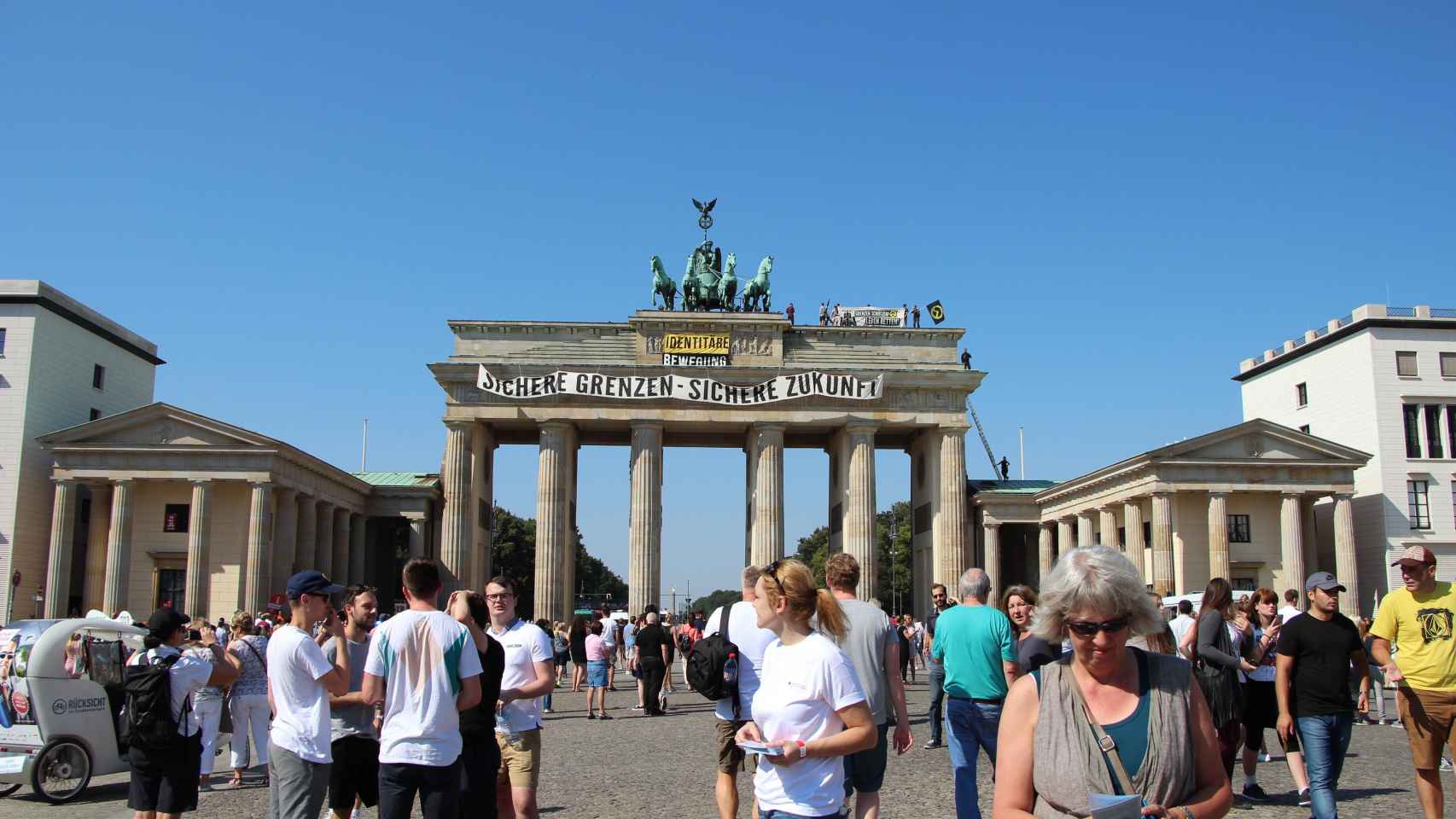 Pancarta del movimiento ultra en la Puerta de Brandenburgo en Berlín