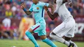 Neymar conduce el balón contra el Manchester United