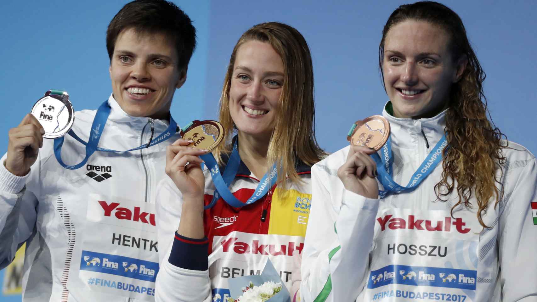 Mireia Belmonte radiante con su oro mundial junto a Hentke (izquierda) y Hosszú (derecha).