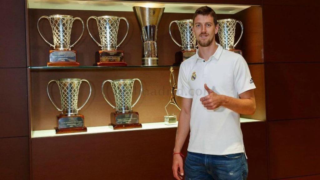 Kuzmic posa con las copas del Real Madrid.