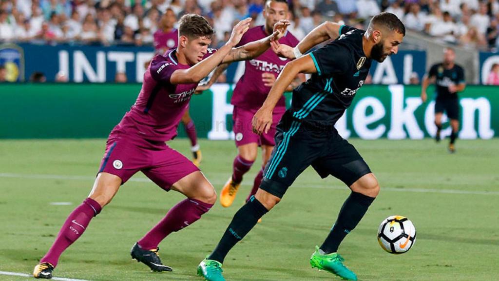 Karim Benzema frente al Manchester City