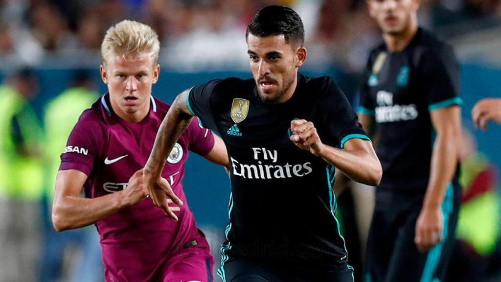 Ceballos lucha por un balón frente al Manchester City