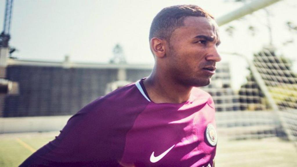 Danilo con la segunda equipación del City   Foto: mancity.com