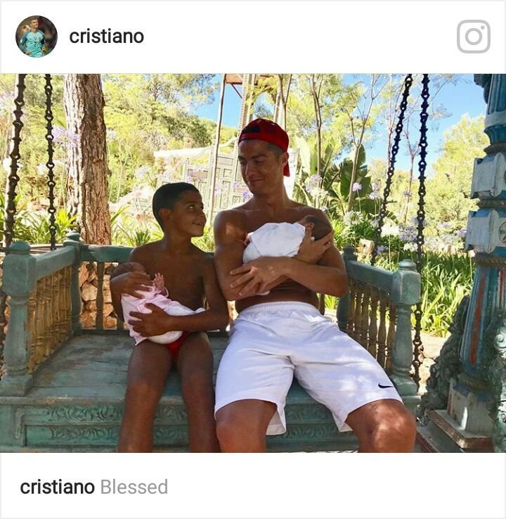 Primera foto de Cristiano Ronaldo con sus tres hijos