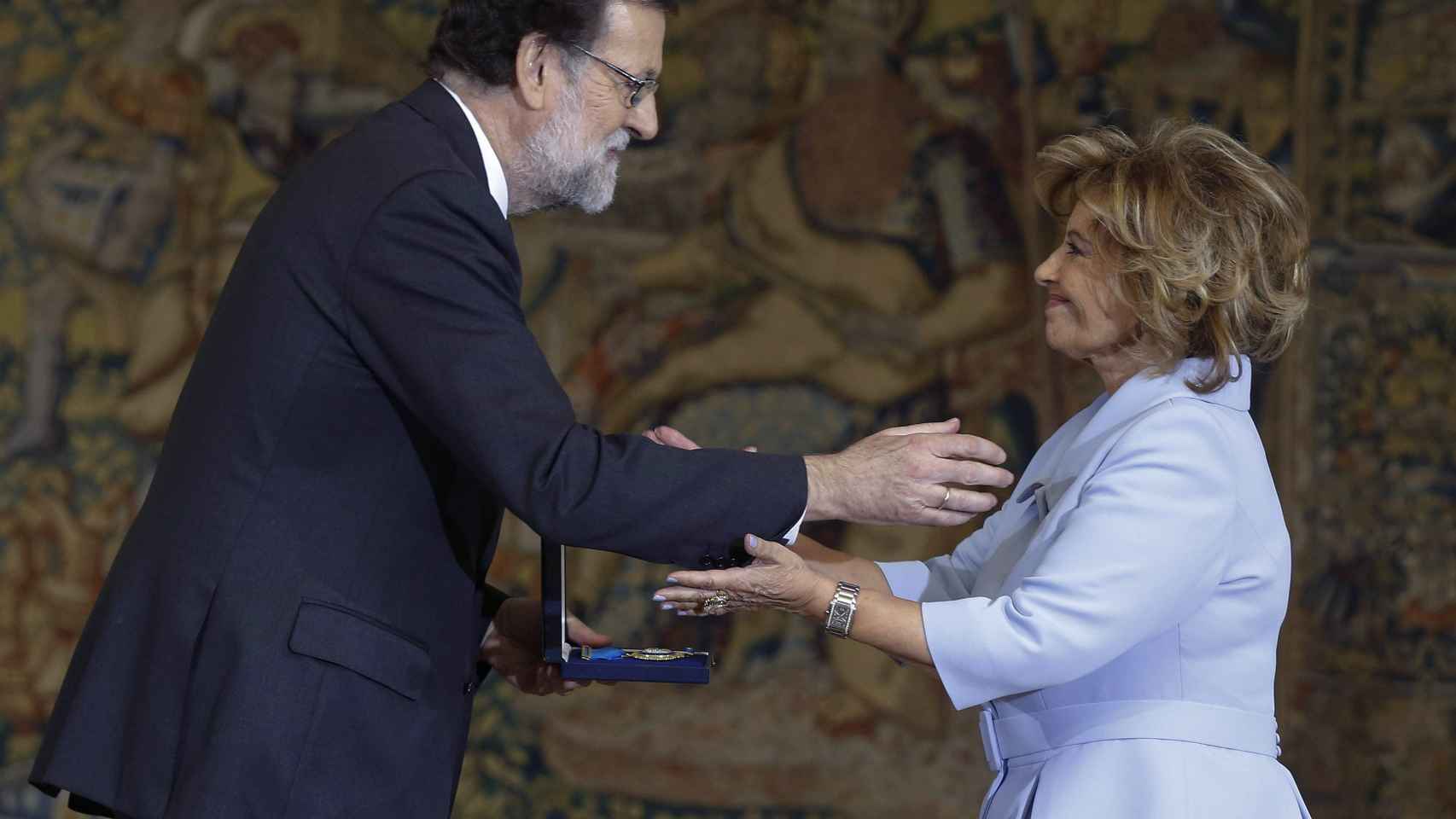 Mariano Rajoy con la periodista María Teresa Campos este jueves en Moncloa.