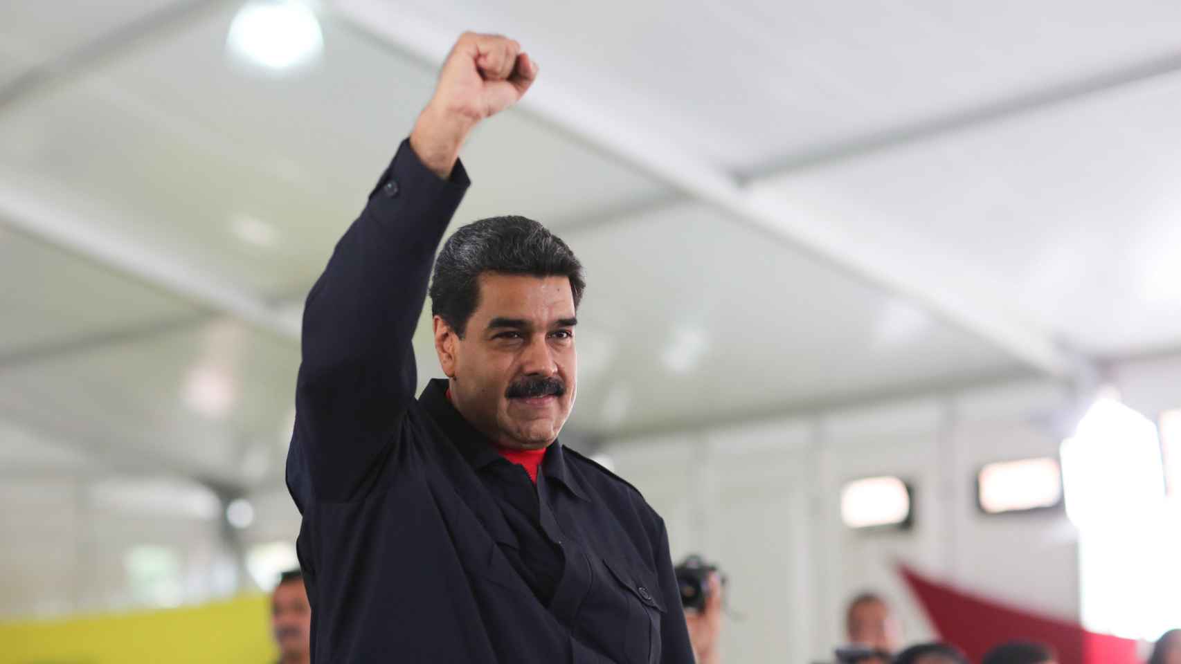 Maduro gesticula en un acto con chavistas