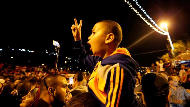 Palestinos celebran en la Puerta de los Leones la retirada de las medidas de seguridad.