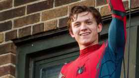Tom Holland caracterizado como Spider-Man.