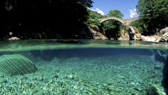 El puente de Lavertezzo, antes de ser tomado por los turistas