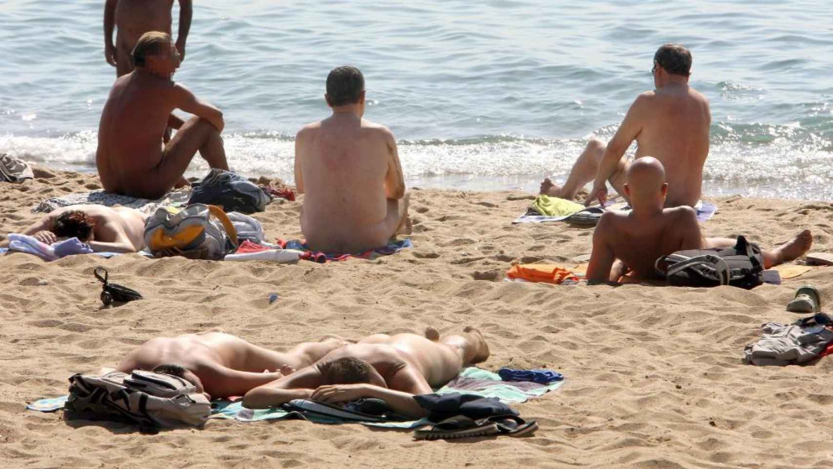 Una playa nudista en Barcelona.