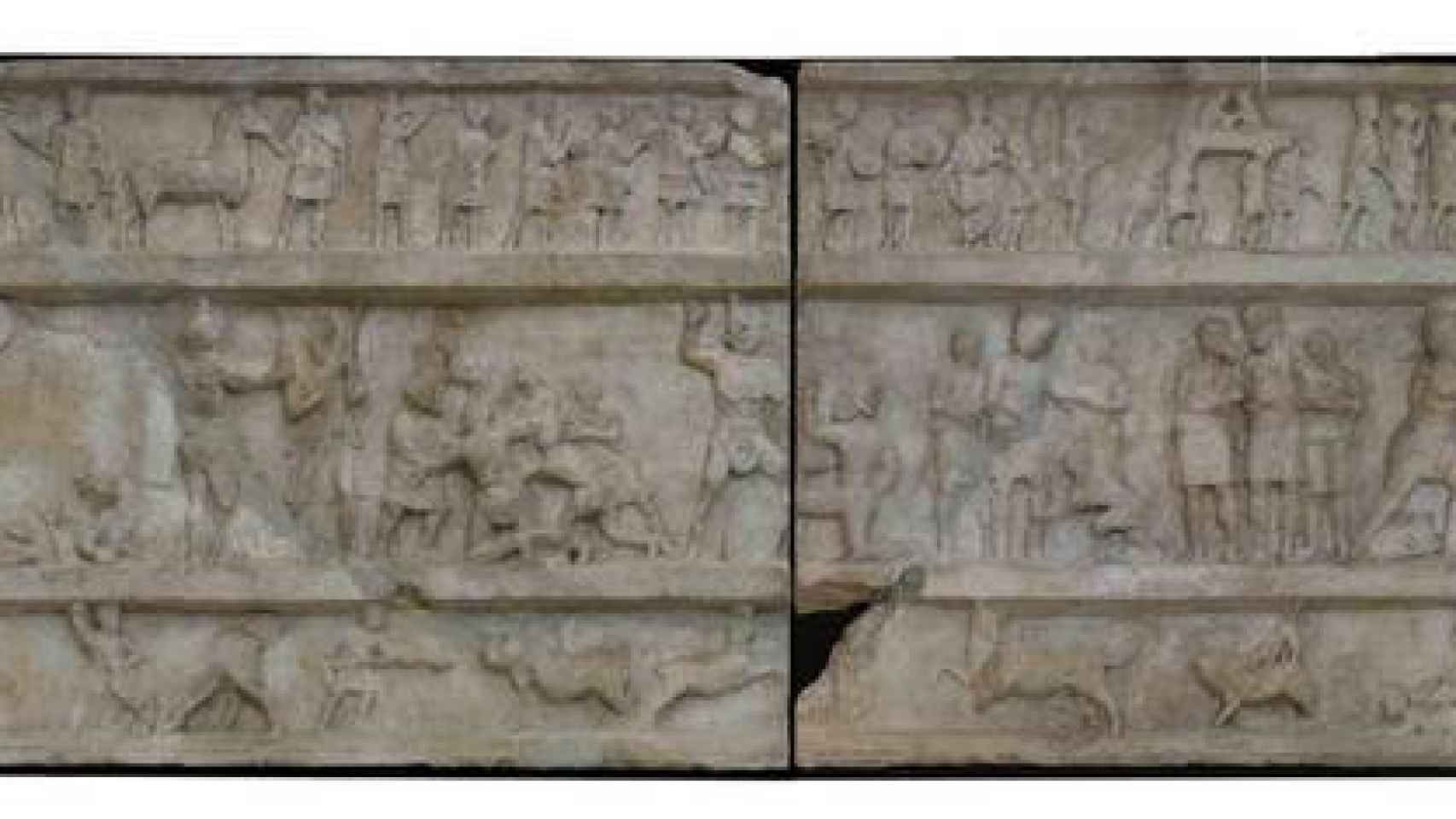 La batalla de gladiadores tallada sobre la tumba.