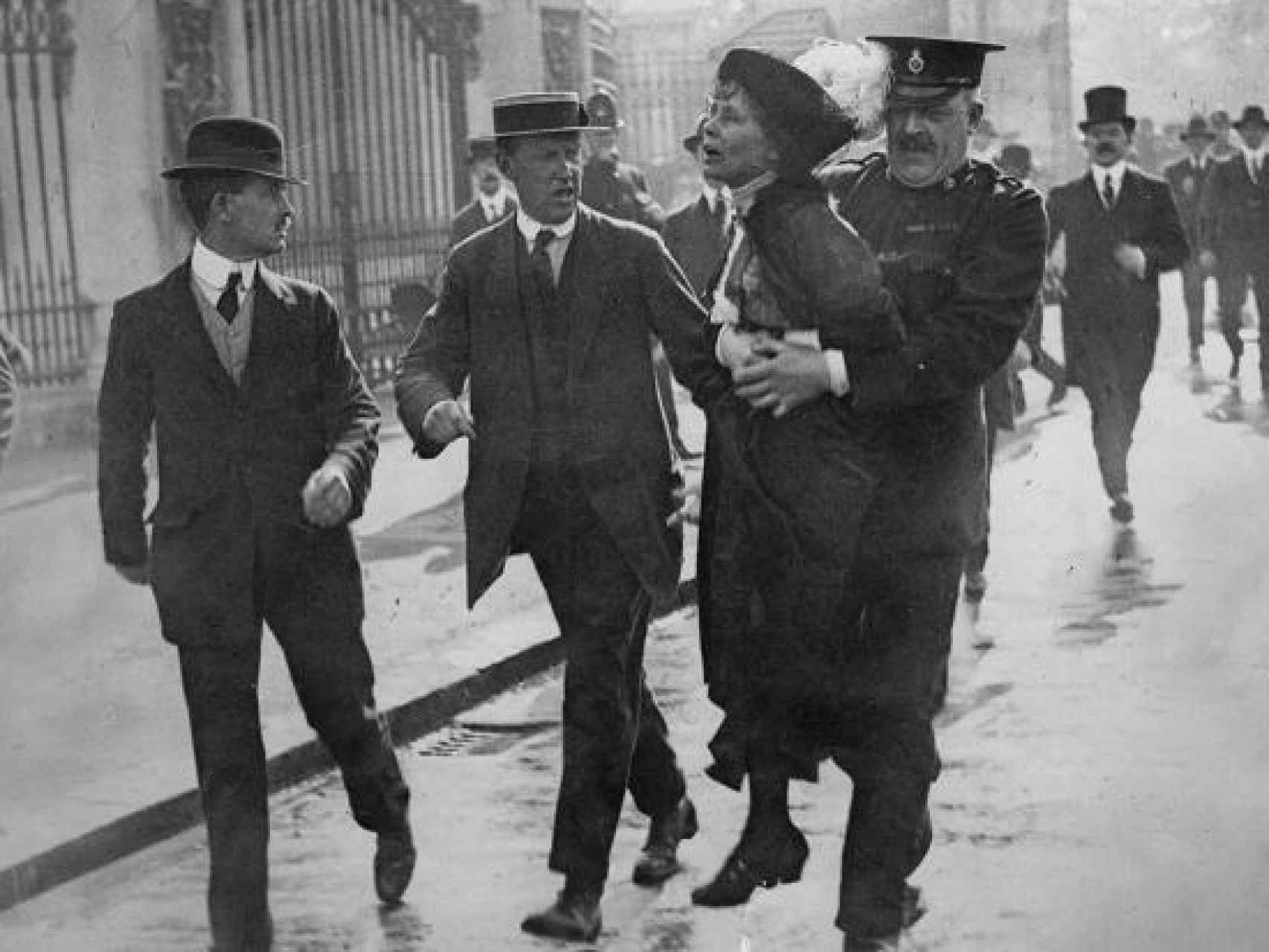 Detención de la líder sufragista Emmeline Pankhurst.
