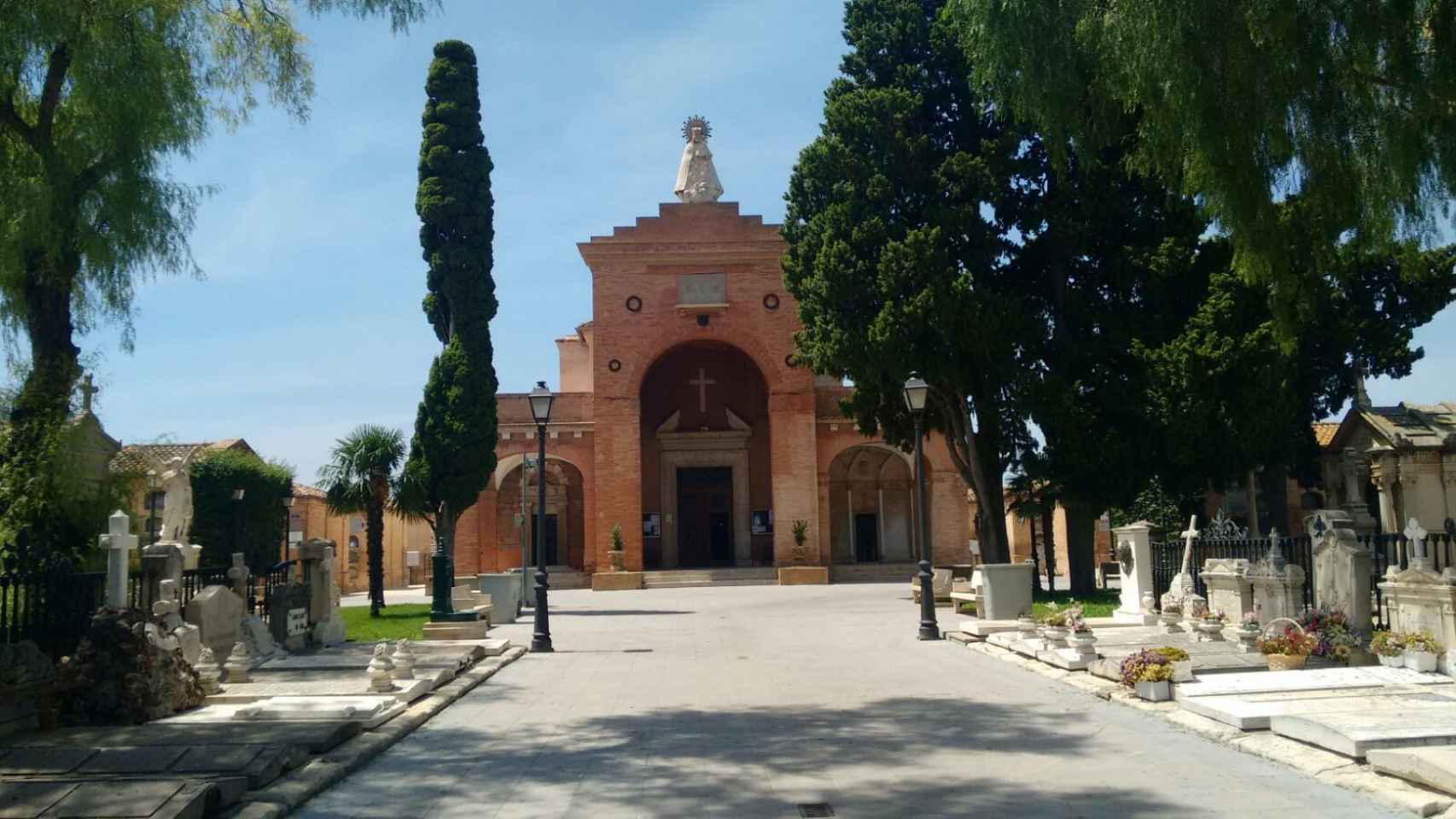 Rita Barberá está enterrada en los nichos situados detrás de esta iglesia.