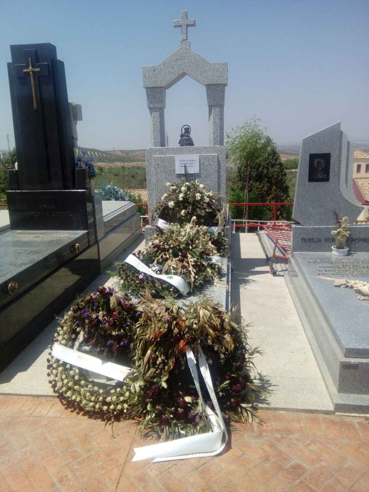 La tumba de Blesa en Linares (Jaén). Las flores se marchitan.