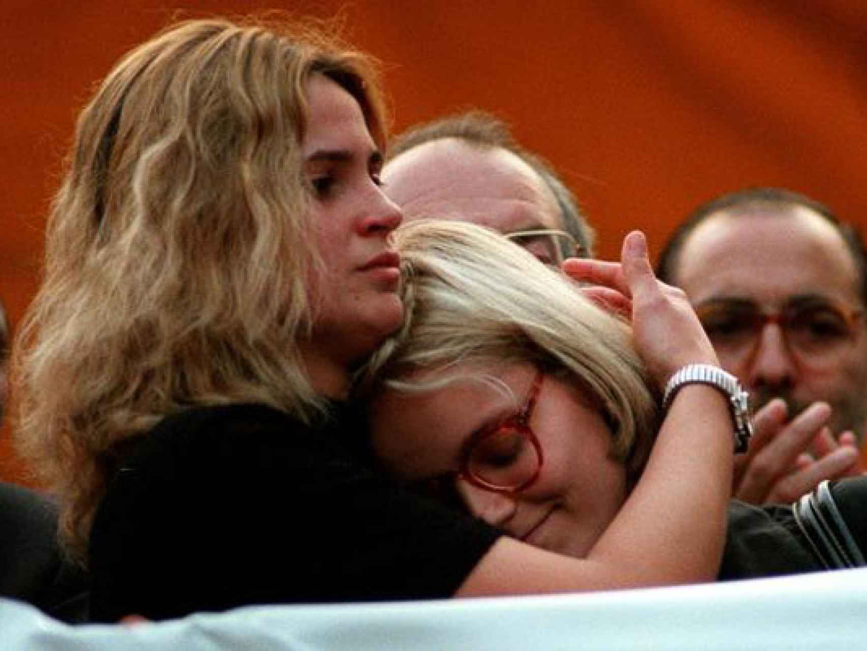 La novia de Miguel Ángel (izquierda) abraza a la hermana del concejal asesinado por ETA, Marimar Blanco.
