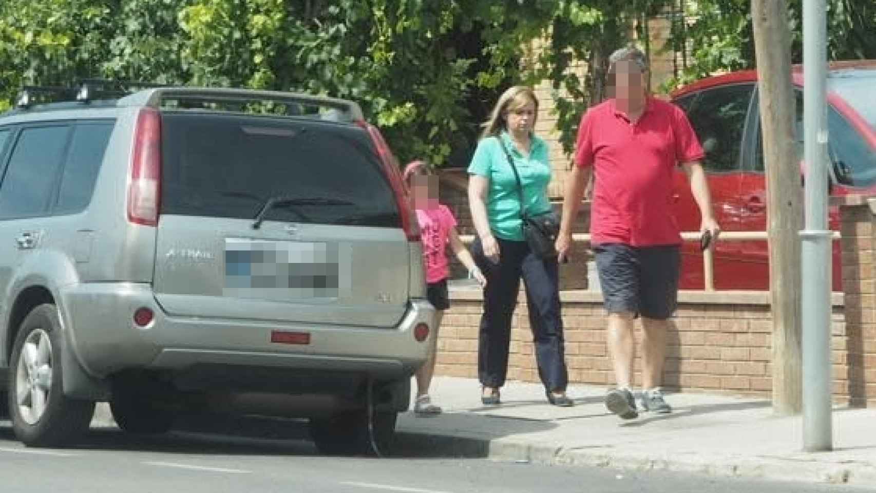 En el centro, Marimar Díaz González, junto a su hija y su marido, esta semana cerca de su domicilio, a 50 kilómetros de Barcelona.