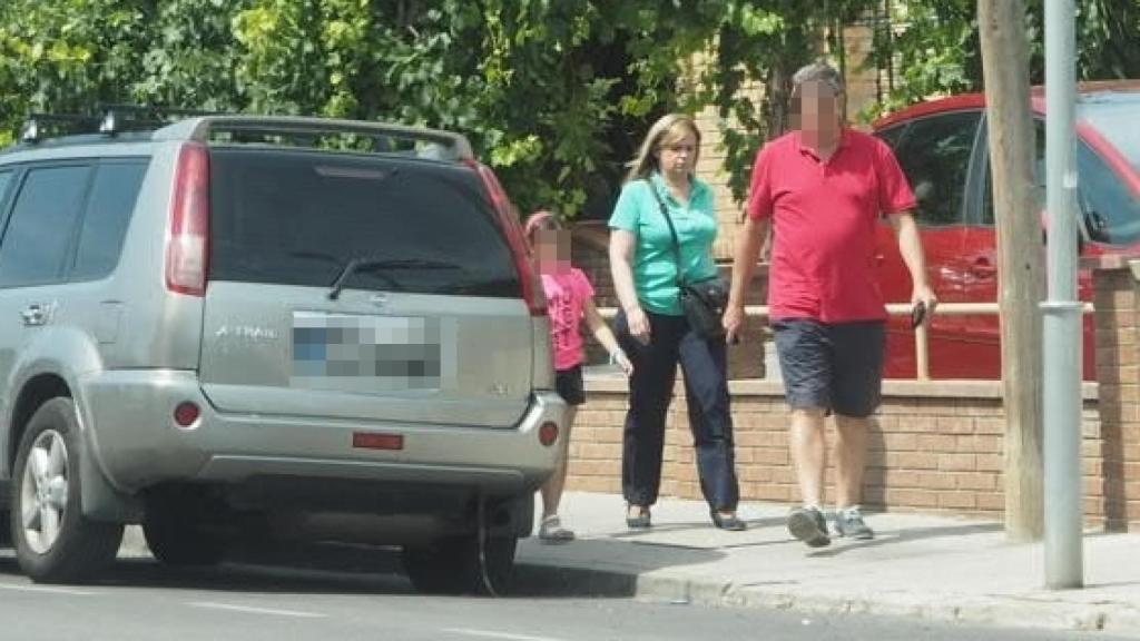 En el centro, Marimar Díaz González, junto a su hija y su marido, esta semana cerca de su domicilio, a 50 kilómetros de Barcelona.