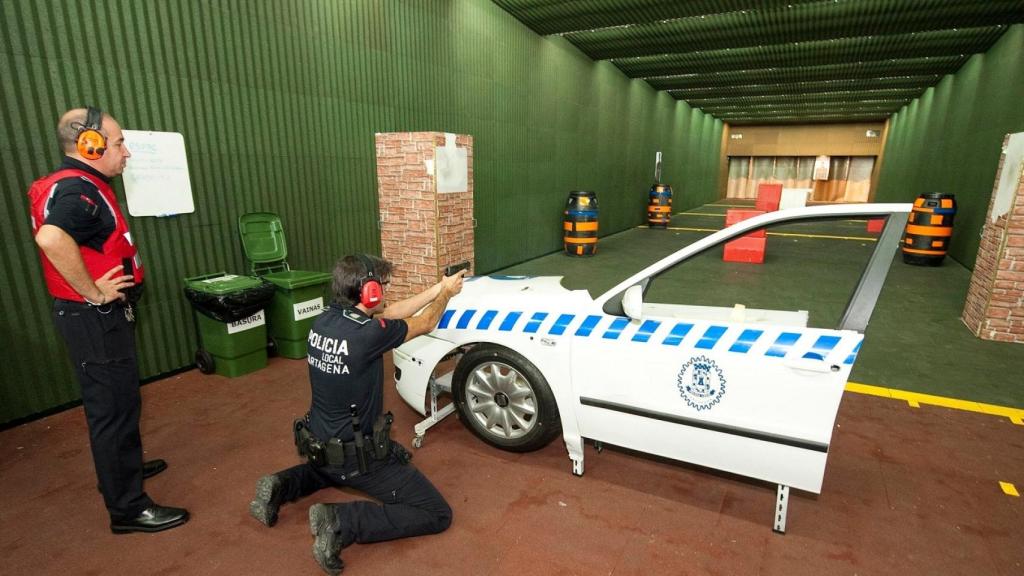 Un agente de la Policía Local de Cartagena realiza sus prácticas de tiro