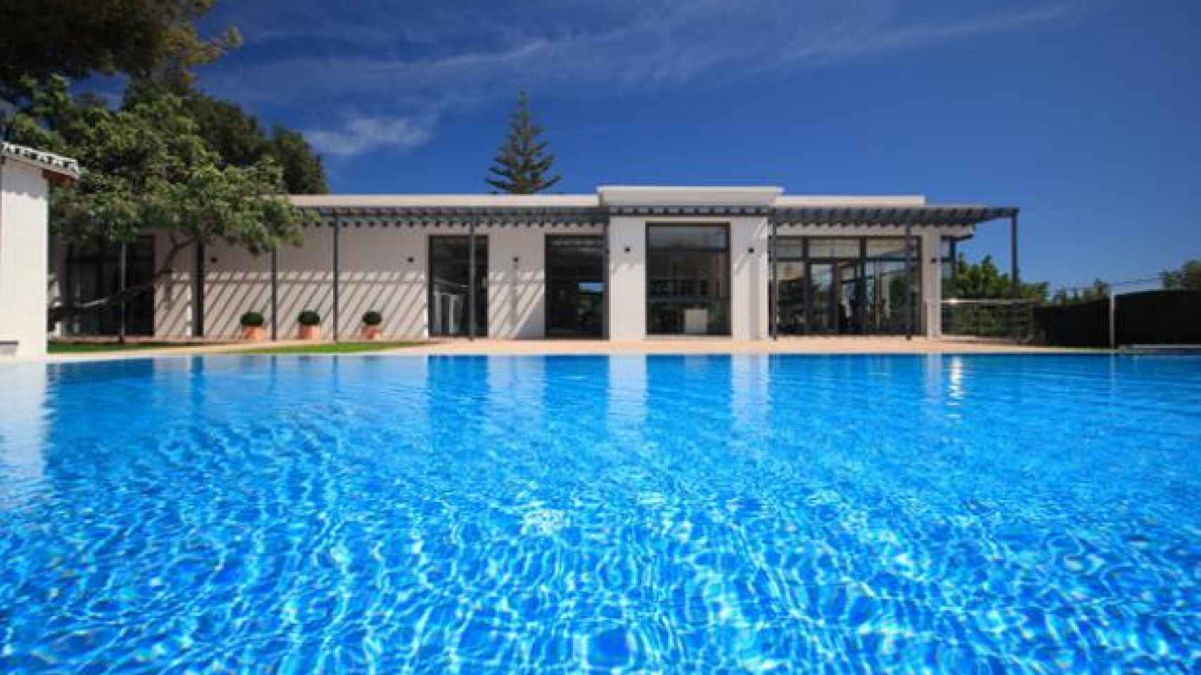 La piscina de la Clinica Buchinger wilhelmi en Málaga