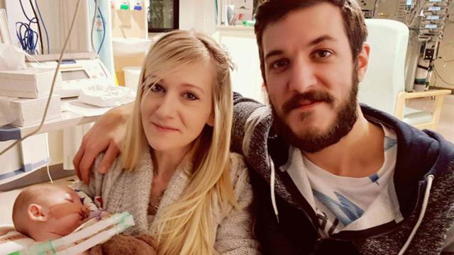 Los padres de Charlie Gard con el pequeño en el hospital.