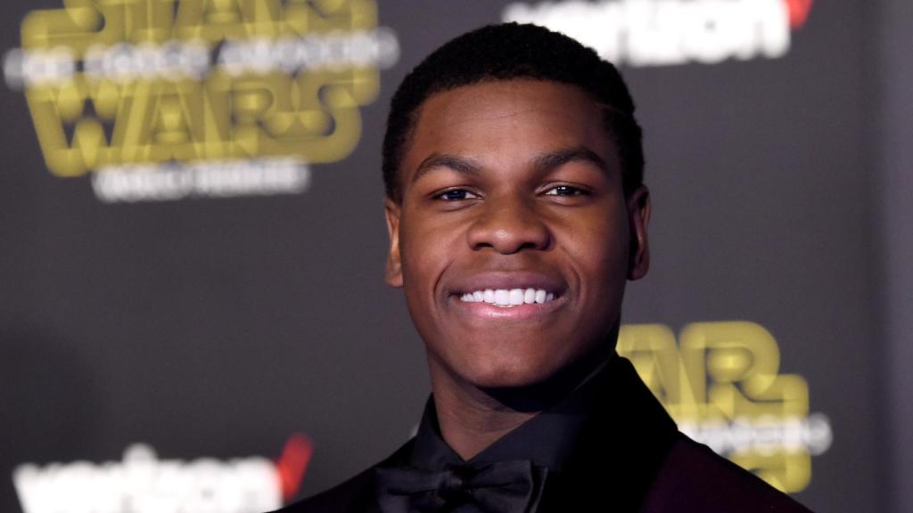 El actor John Boyega con un diseño que levanta la mirada. | Foto: Getty Images.