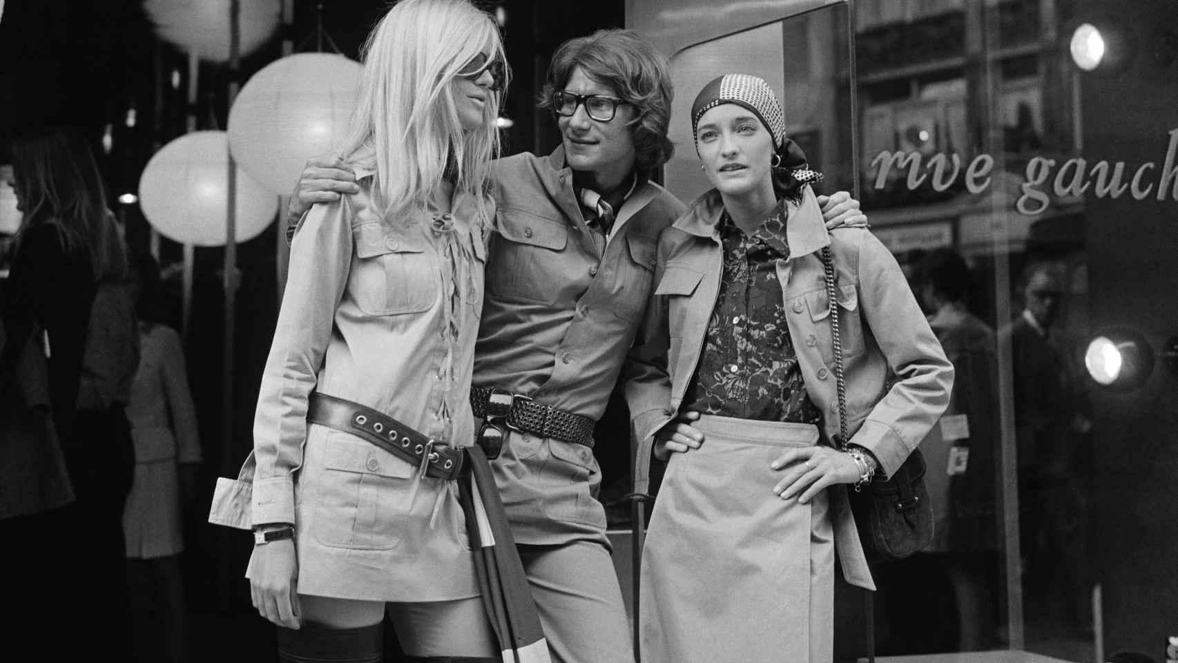El diseñador con Betty Catroux y Loulou de la Falaise en la inauguración de su boutique en París. | Foto: Getty Images.