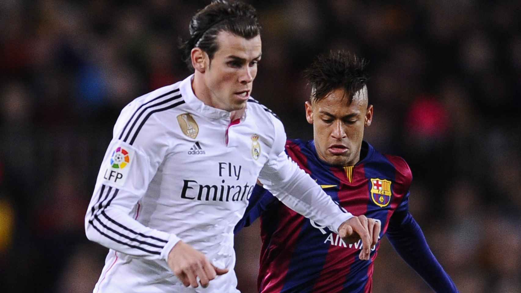 Neymar y Bale luchan por un balón en la temporada 2015-16.