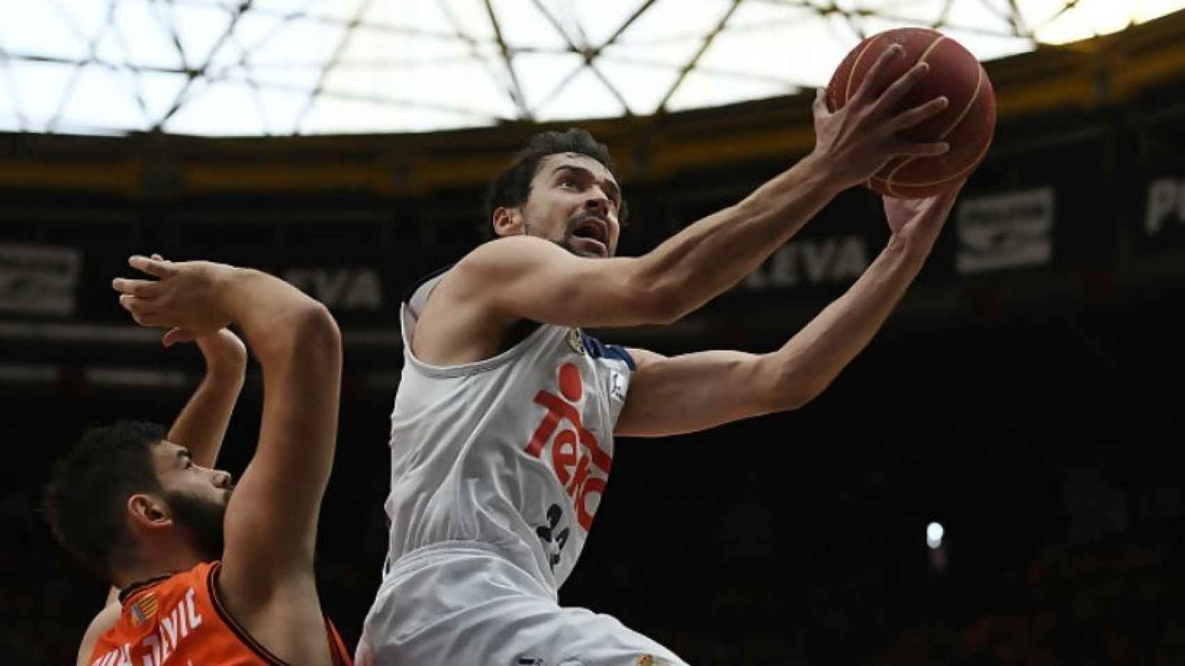 Sergio Llull intentando anotar ante Valencia Basket. Foto: acb.com