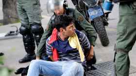 La policía venezolana detiene a un manifestante este viernes en Caracas