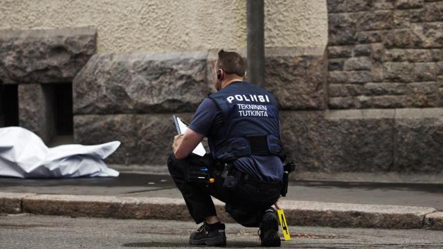 La Policía trabajando en el lugar del atropello en Helsinki.