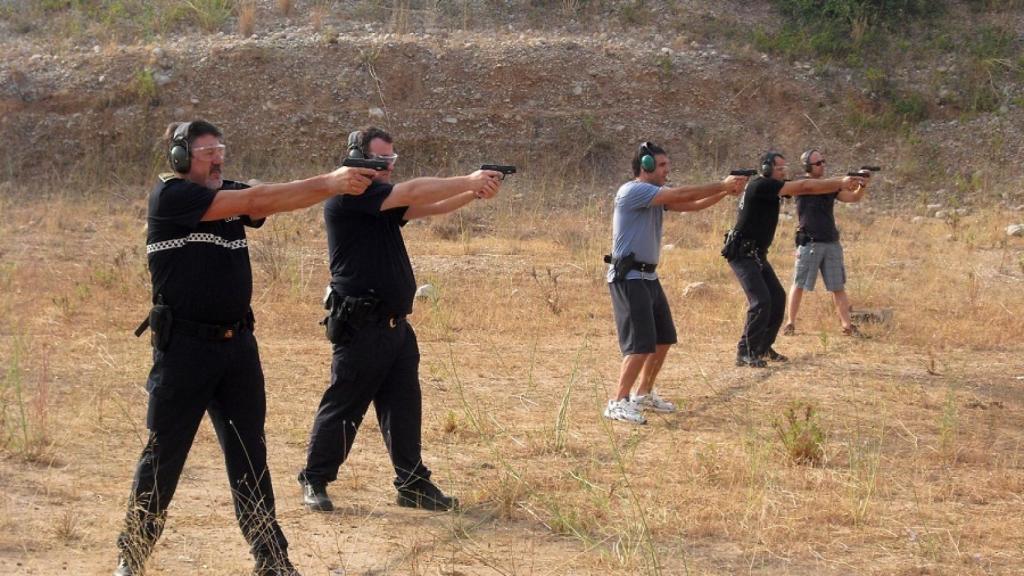 Agentes de la policía haciendo prácticas de tiro. Si se hacen fuera del circuito oficial, pueden ser motivo de multa