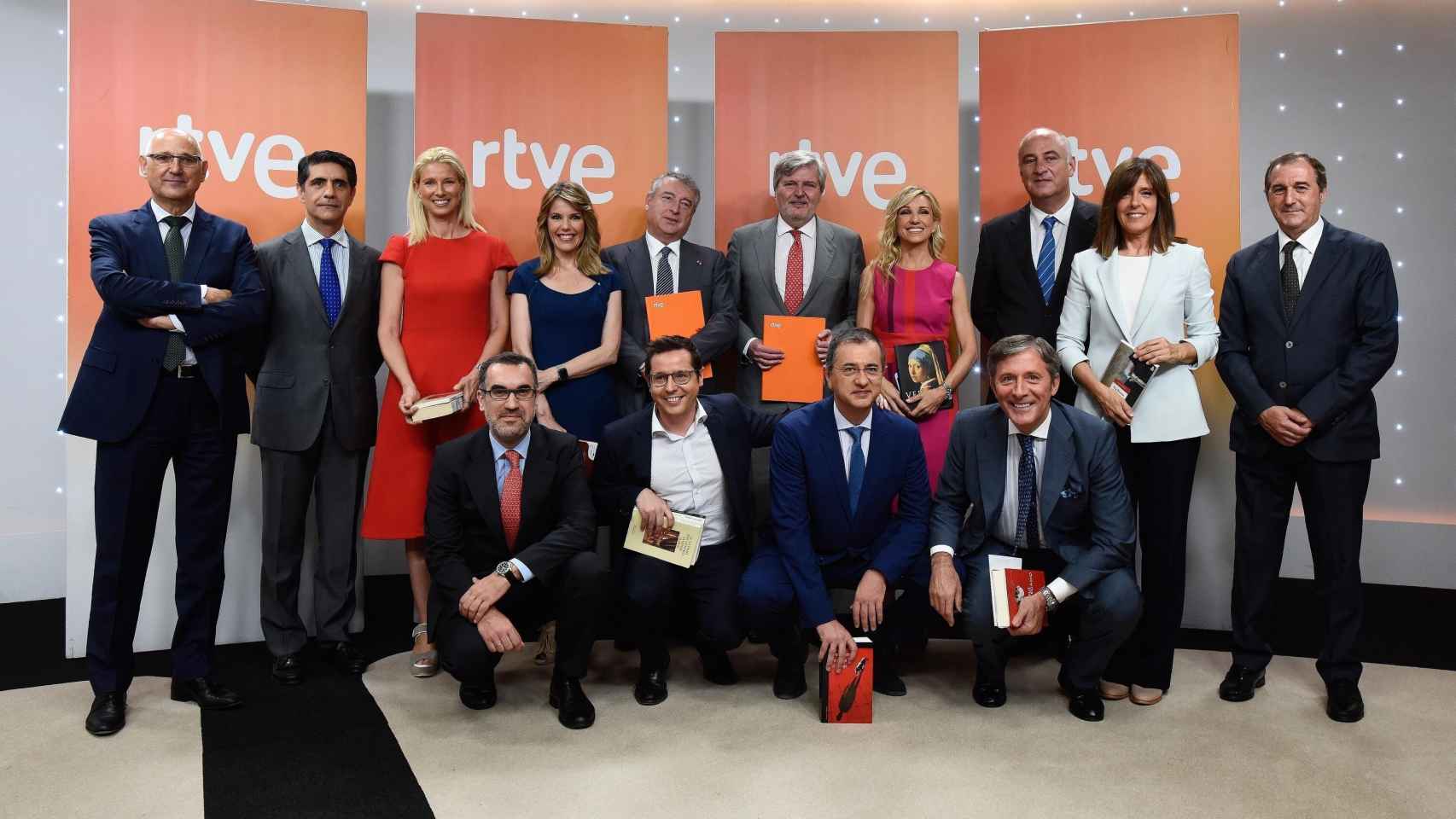 El ministro Iñigo Méndez de Vigo junto a directivos y presentadores de RTVE.