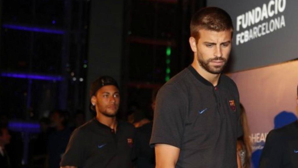 Piqué, con Neymar detrás, durante un acto del Barcelona. Foto fcbarcelona.com