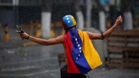 Un manifestante opositor durante una concentración contra la Constituyente promovida por Maduro.