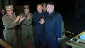 Kim Jong-un, rodeado de asesores militares, en una imagen de la agencia estatal norcoreana KCNA distribuida este sábado.