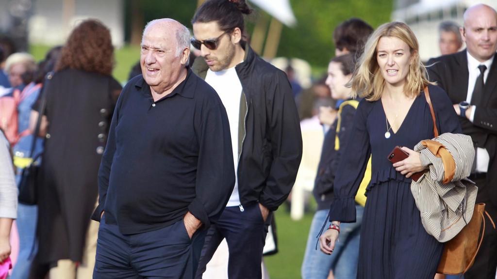 Amancio Ortega junto a su hija Marta y el novio de esta, Carlos Torretta, este fin de semana.